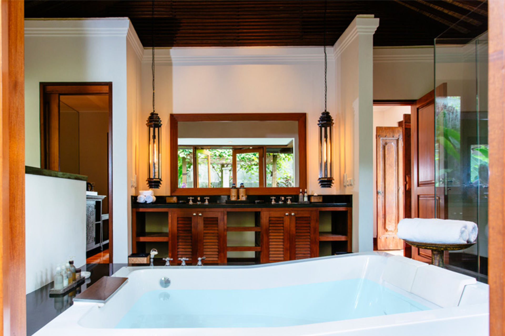 Secluded 5-Star Luxury by the Ocean – Bali Villa 1018