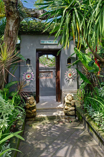 Tropical Luxury Steps from the Sand – Bali Villa 1034