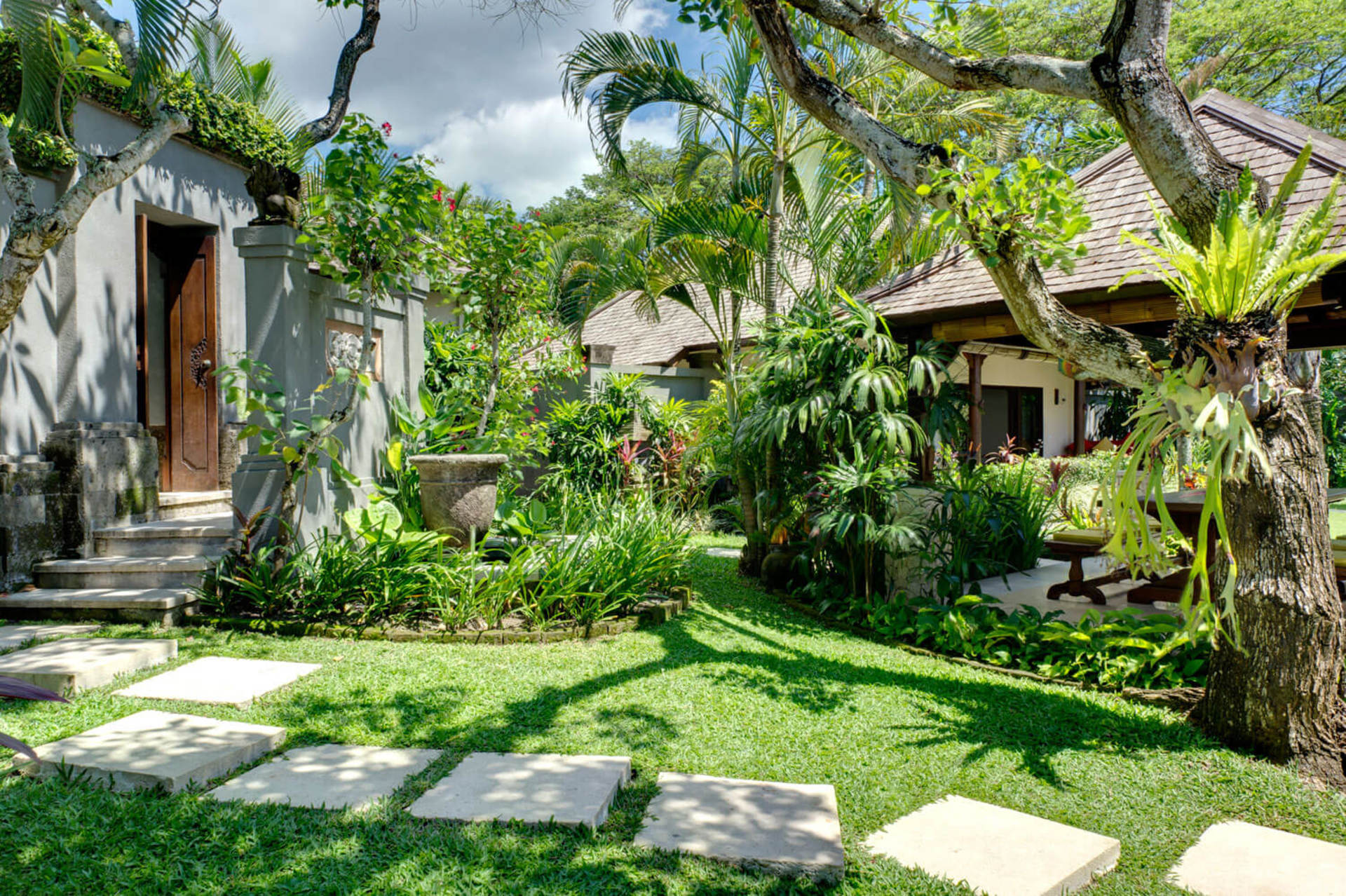 Tropical Luxury Steps from the Sand – Bali Villa 1034