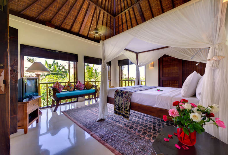 Tropical Luxury Steps from the Sand – Bali Villa 1034