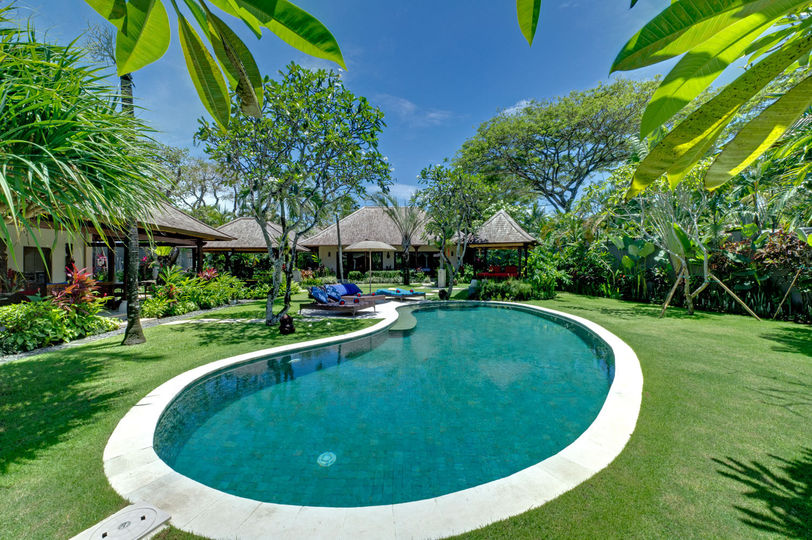 Tropical Luxury Steps from the Sand – Bali Villa 1034