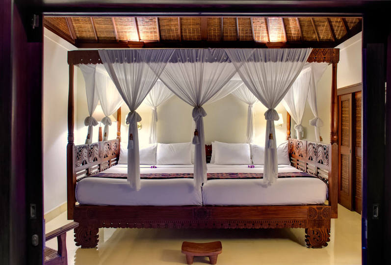 Tropical Luxury Steps from the Sand – Bali Villa 1034
