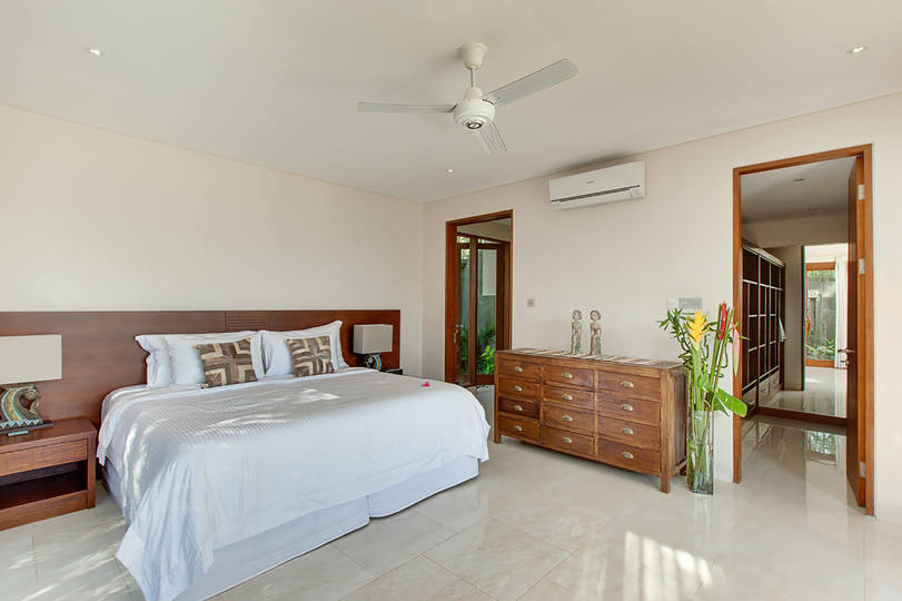 Beautiful Seafront Villa with Private Pool – Bali Villa 1041