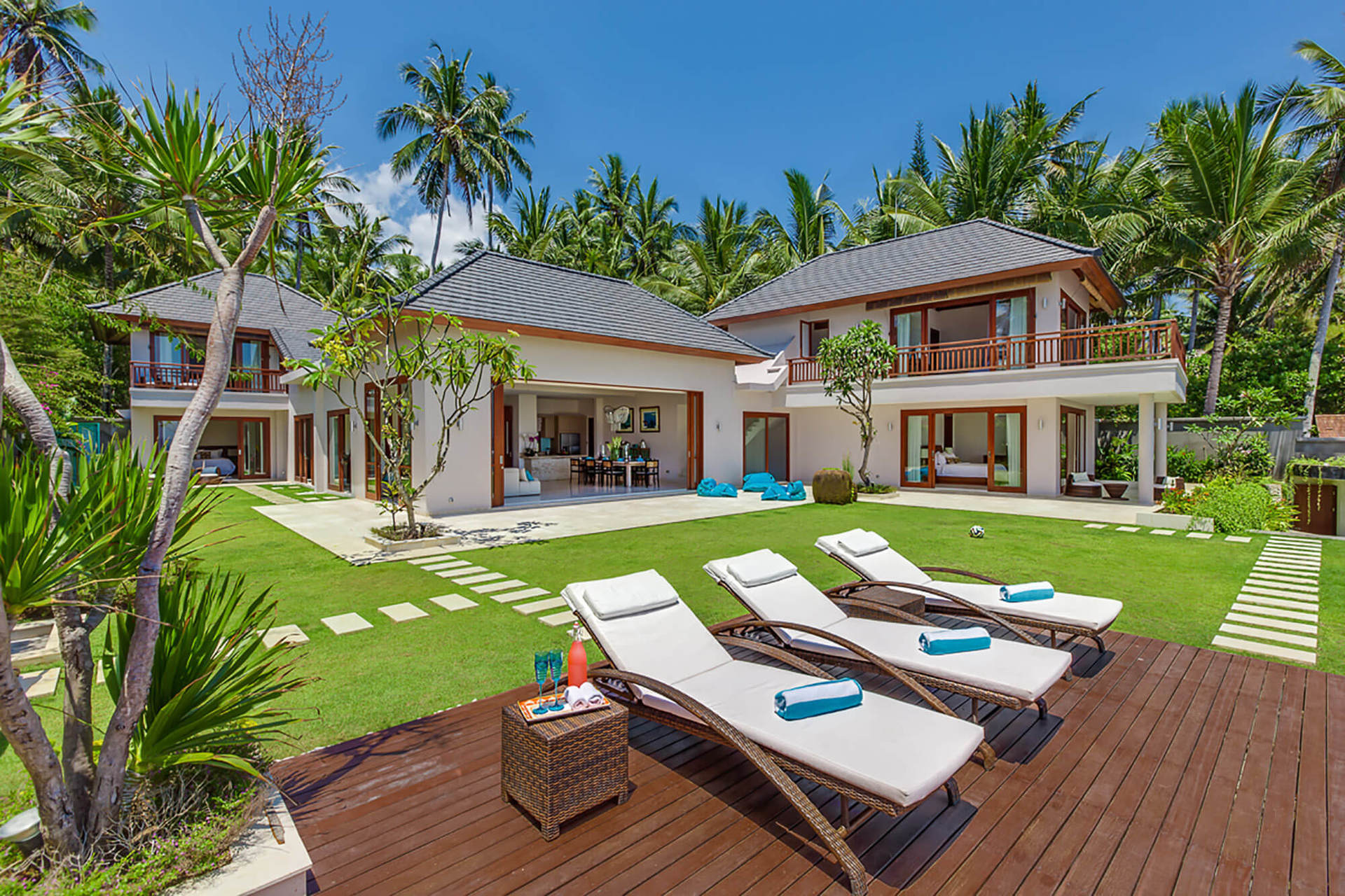 Beautiful Seafront Villa with Private Pool – Bali Villa 1041