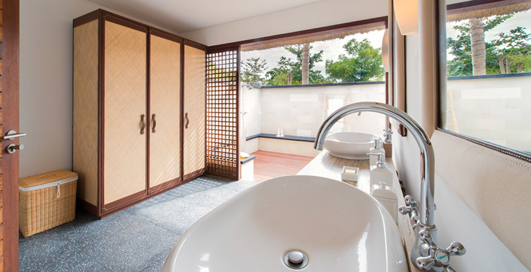 Chic Beachfront with Pool & Style – Bali Villa 1052