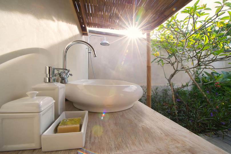 Chic Beachfront with Pool & Style – Bali Villa 1052