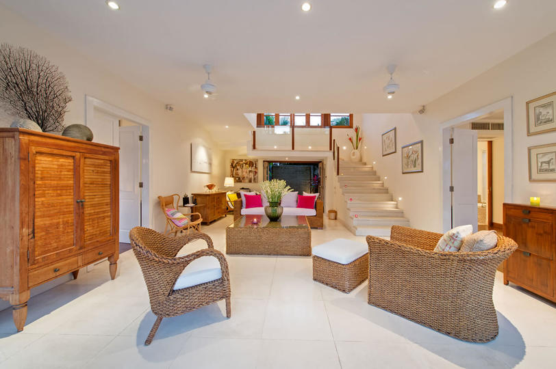 Lush Escapes by the Ocean – Bali Villa 1064