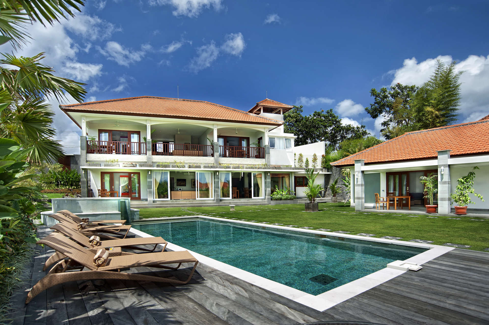 Rent a Luxury Villa in Bali Close to the Beach, Bali Villa 2054
