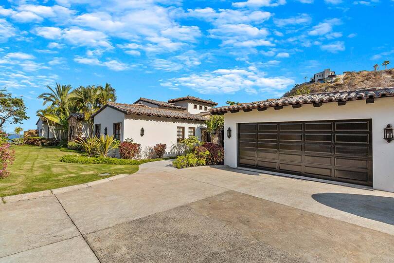 Luxury 5-Star Villa in San José: Pool & Beach Bliss!