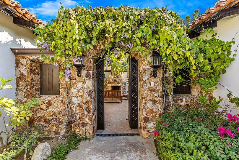 Luxury 5-Star Villa in San José: Pool & Beach Bliss!