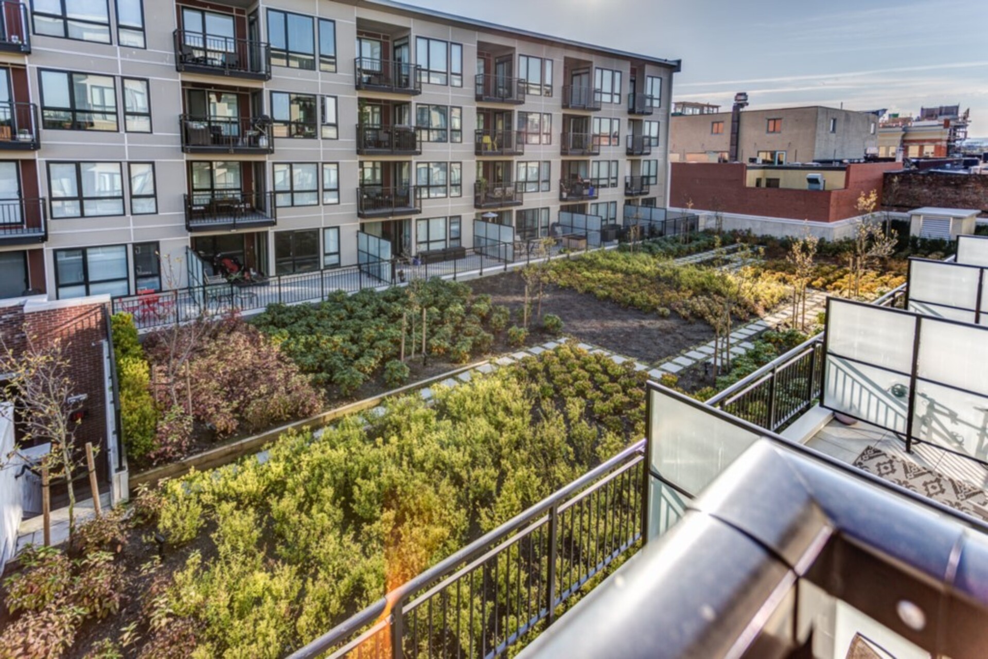 Beautiful 5 Star Home minutes from City Centre, Vancouver Island Apartment 1003
