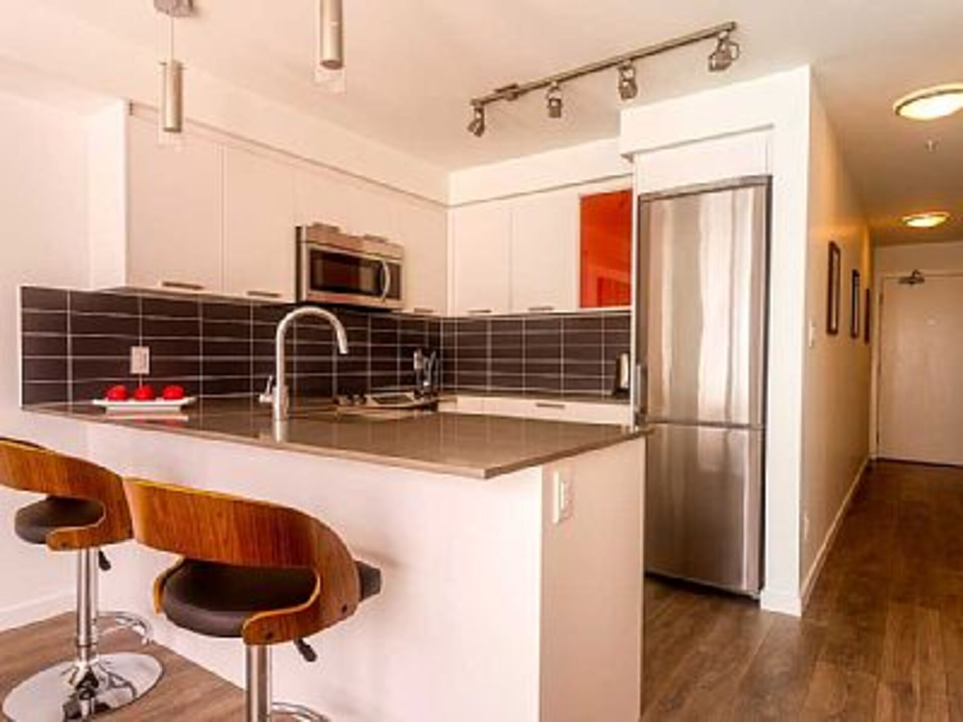 Beautiful 5 Star Home minutes from City Centre, Vancouver Island Apartment 1003
