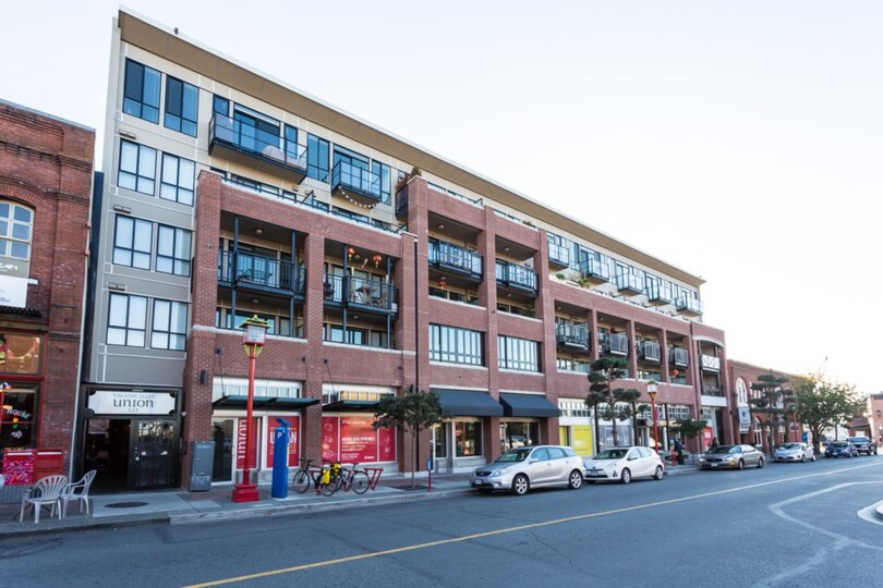 Beautiful 5 Star Home minutes from City Centre, Vancouver Island Apartment 1003