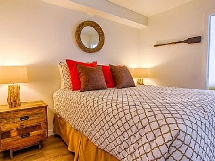 Beautiful 5 Star Home minutes from City Centre, Vancouver Island Apartment 1003