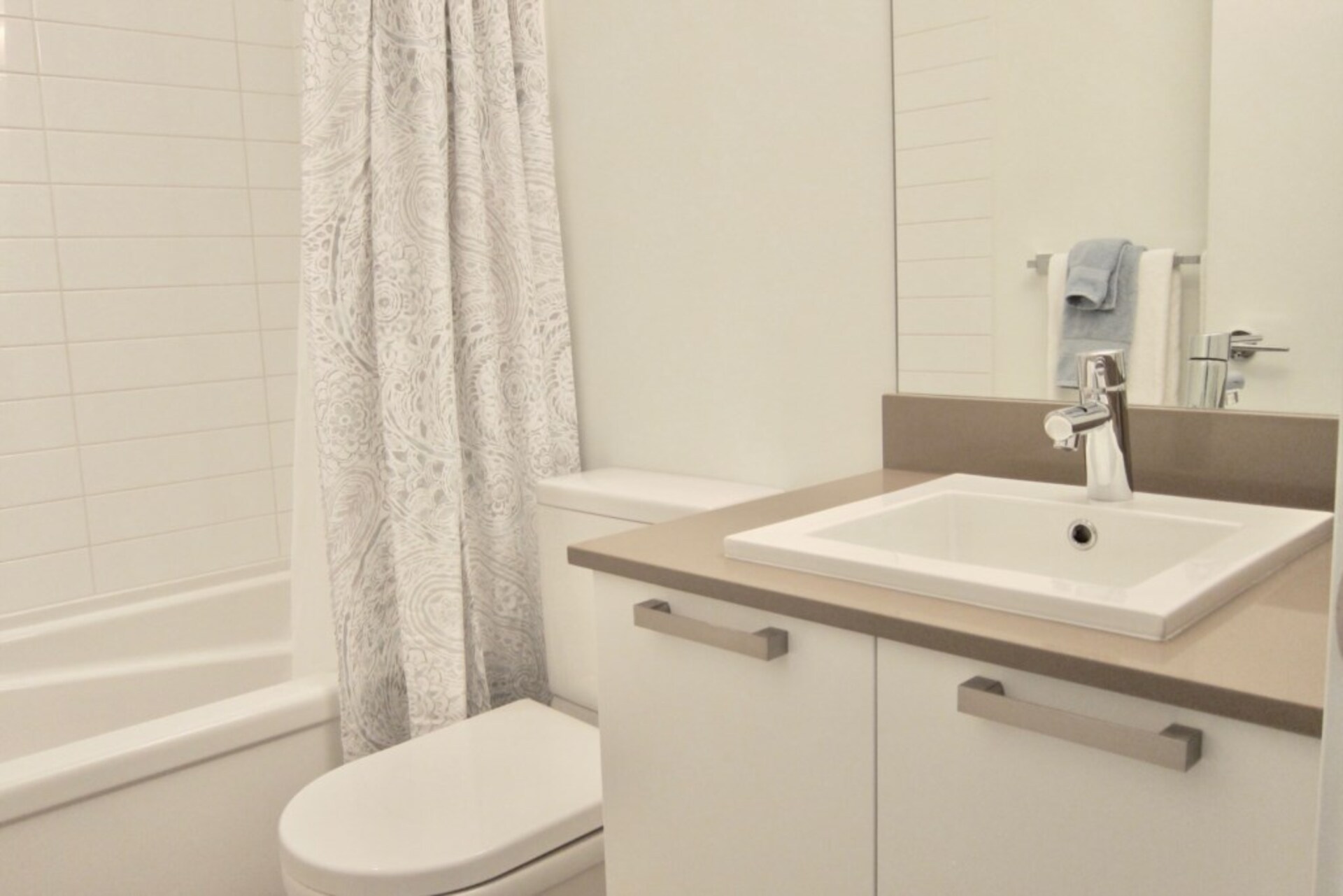 Beautiful 5 Star Apartment in Prime Location, Vancouver Island Apartment 1006