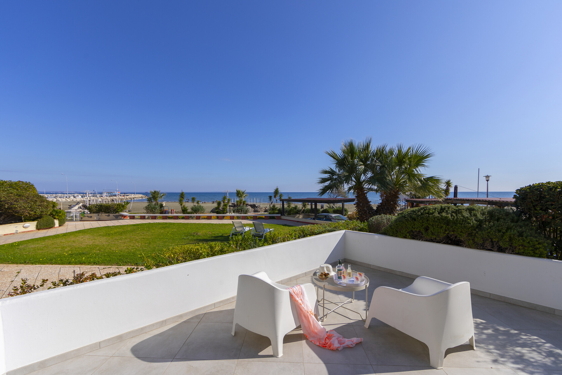 Imagine You and Your Family Renting this Perfect Beachfront Apartment, Larnaca Apartment 1388
