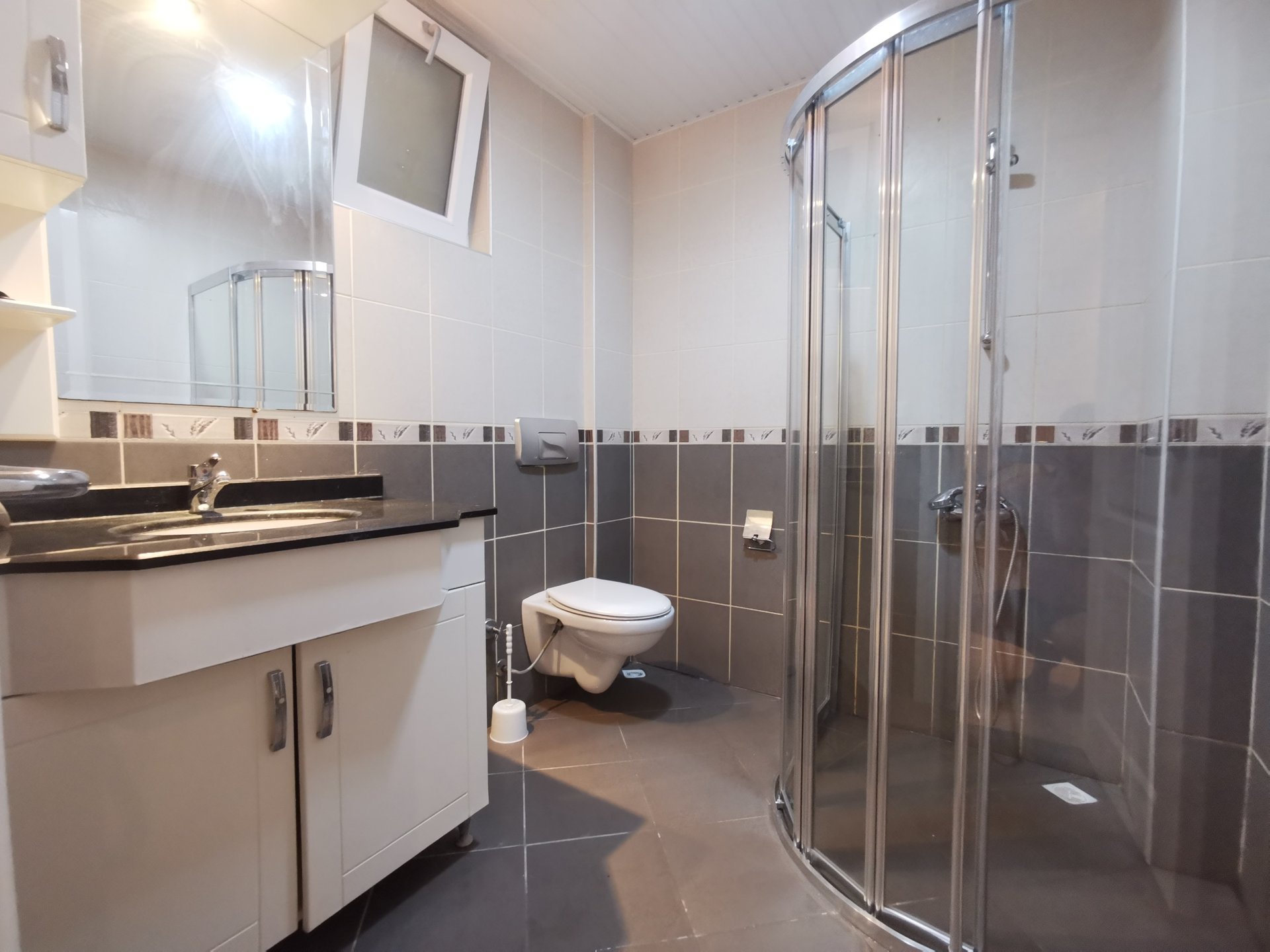 Bathroom 4 on the ground floor