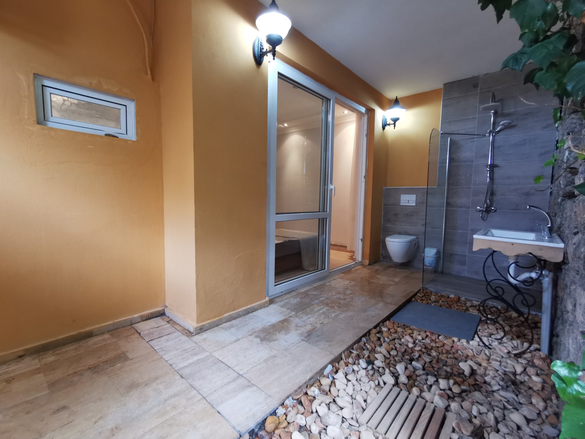 cool outdoor en-suite bathroom