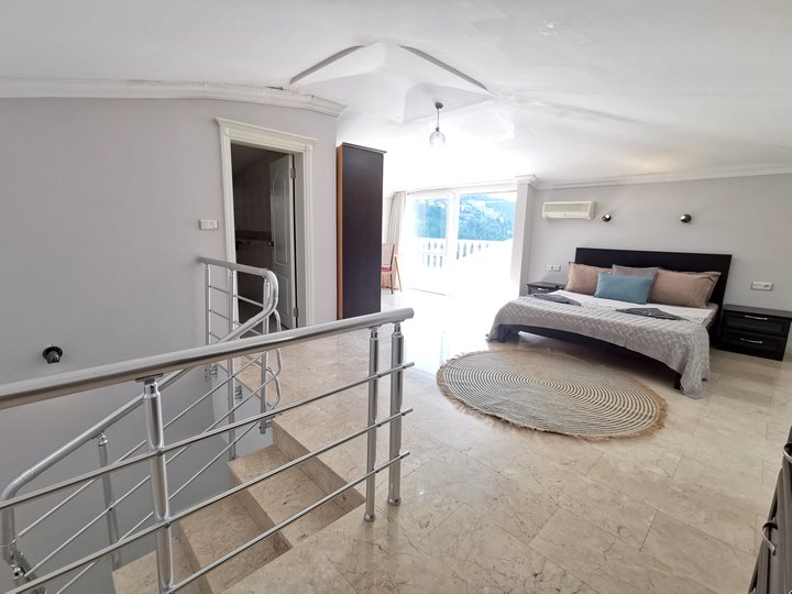 Master bedroom 2 with Jacuzzi en-suite bathroom and private balcony