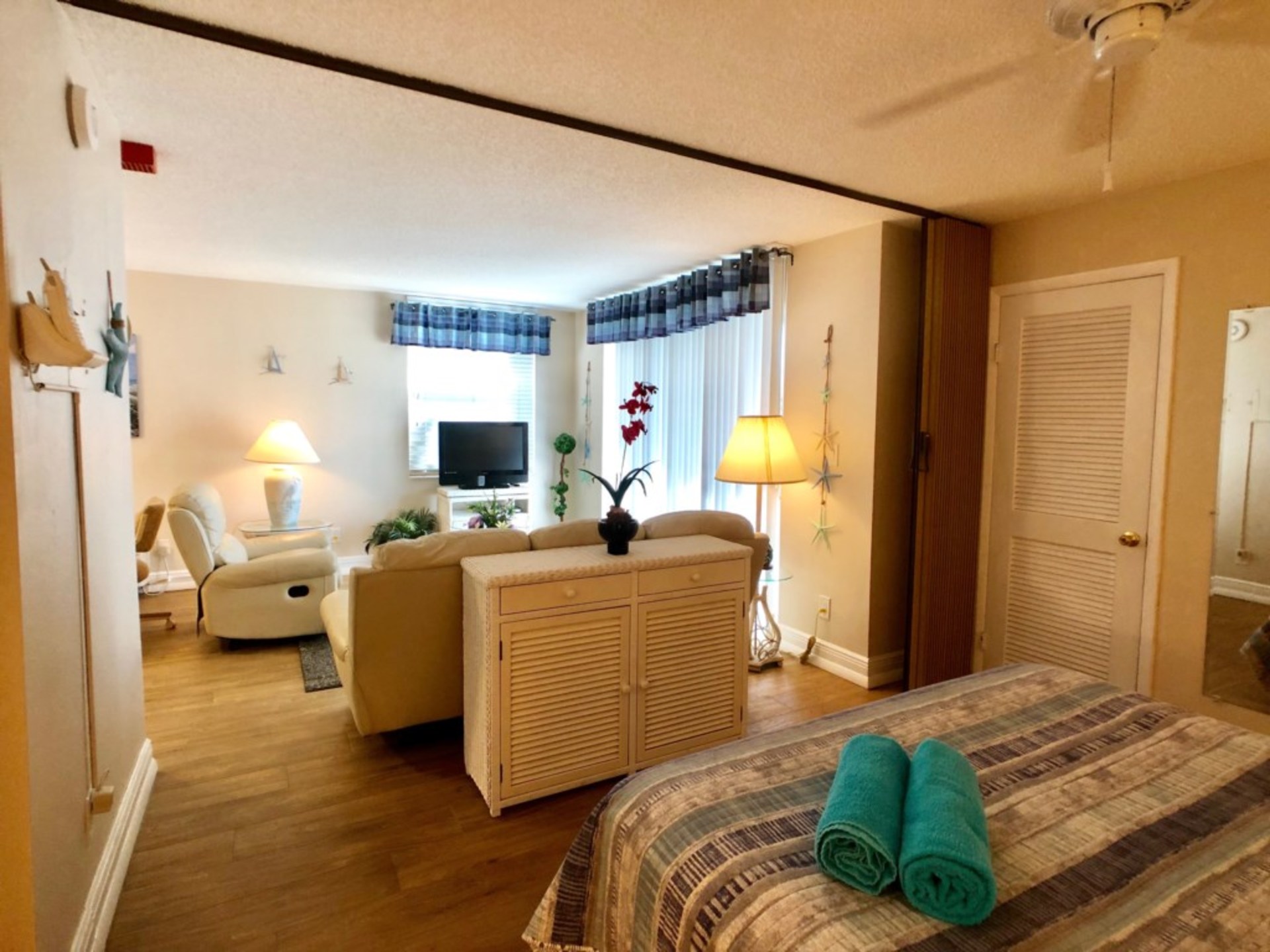 Exclusive Holiday Condo, minutes from the beach, Florida Condo 5817