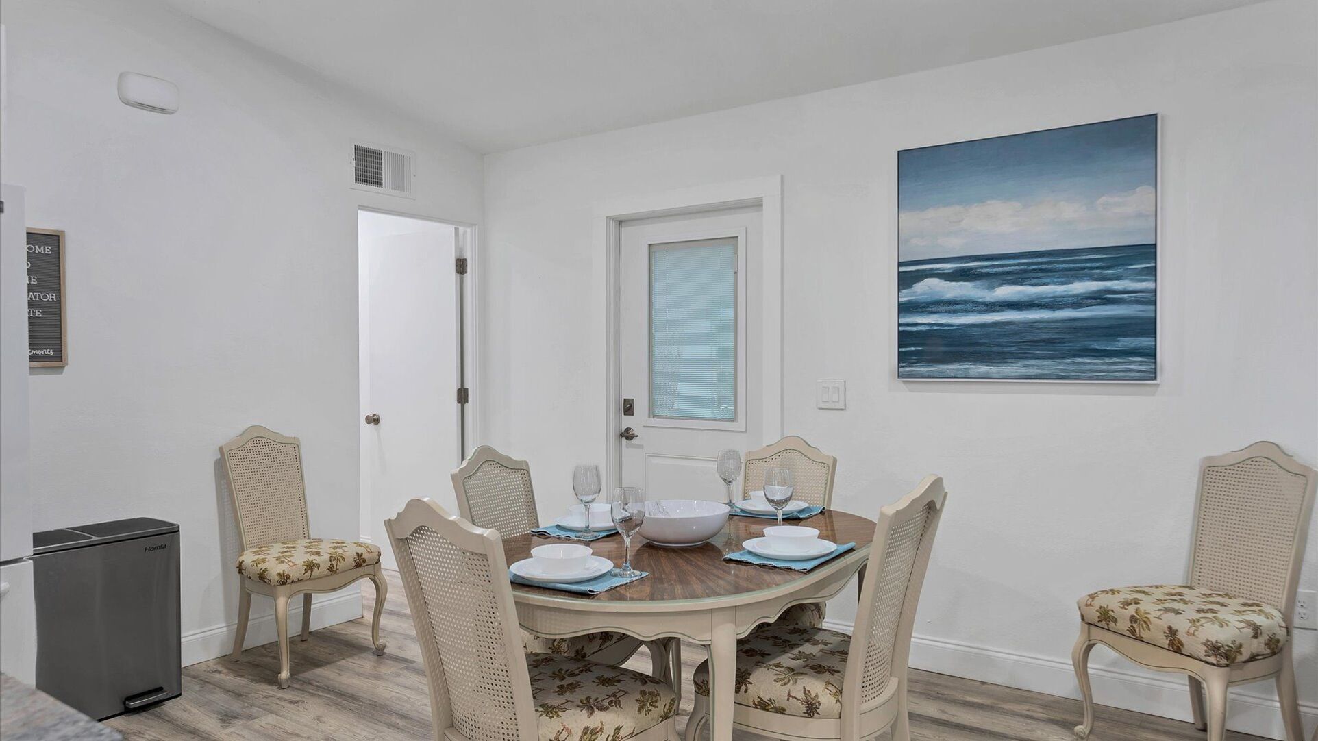 dining room, seats 6
