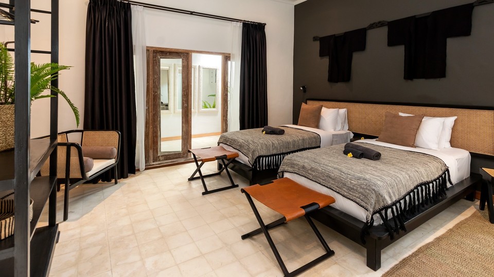 Cozy 4BR Villa with Amazing Pool Area, Bali Villa 2210
