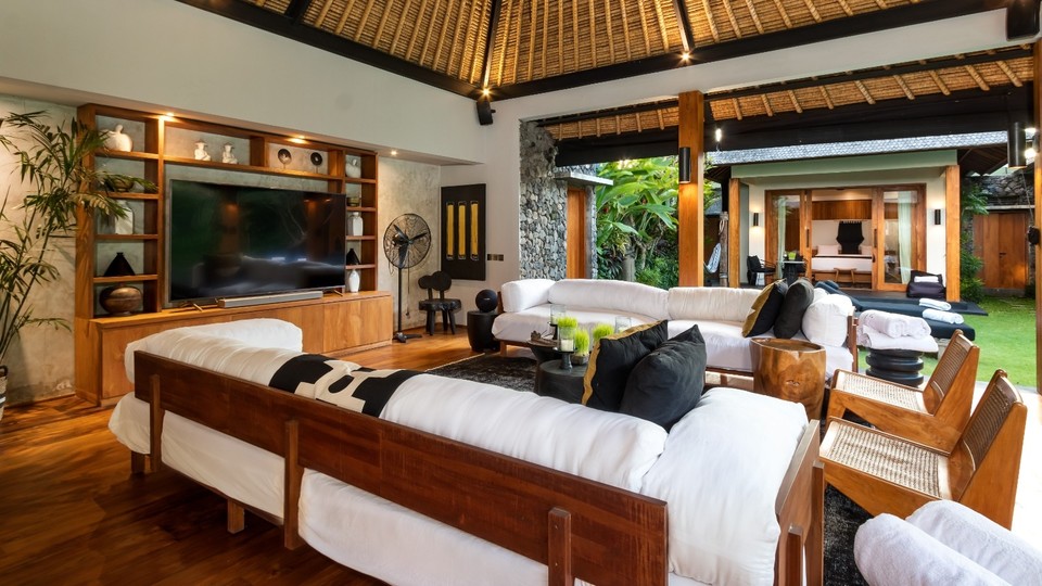 Cheerful 3BR Villa W/ Pool & Garden, Bali Villa 2213