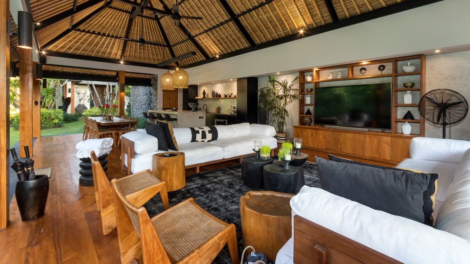 Cheerful 3BR Villa W/ Pool & Garden, Bali Villa 2213
