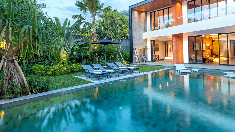 Cheerful 4BR Villa W/ Pool & Balcony, Bali Villa 2219