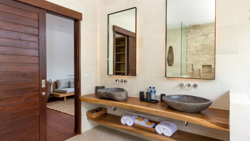 Modern 4BR Villa W/ Pool & Balcony, Bali Villa 2220