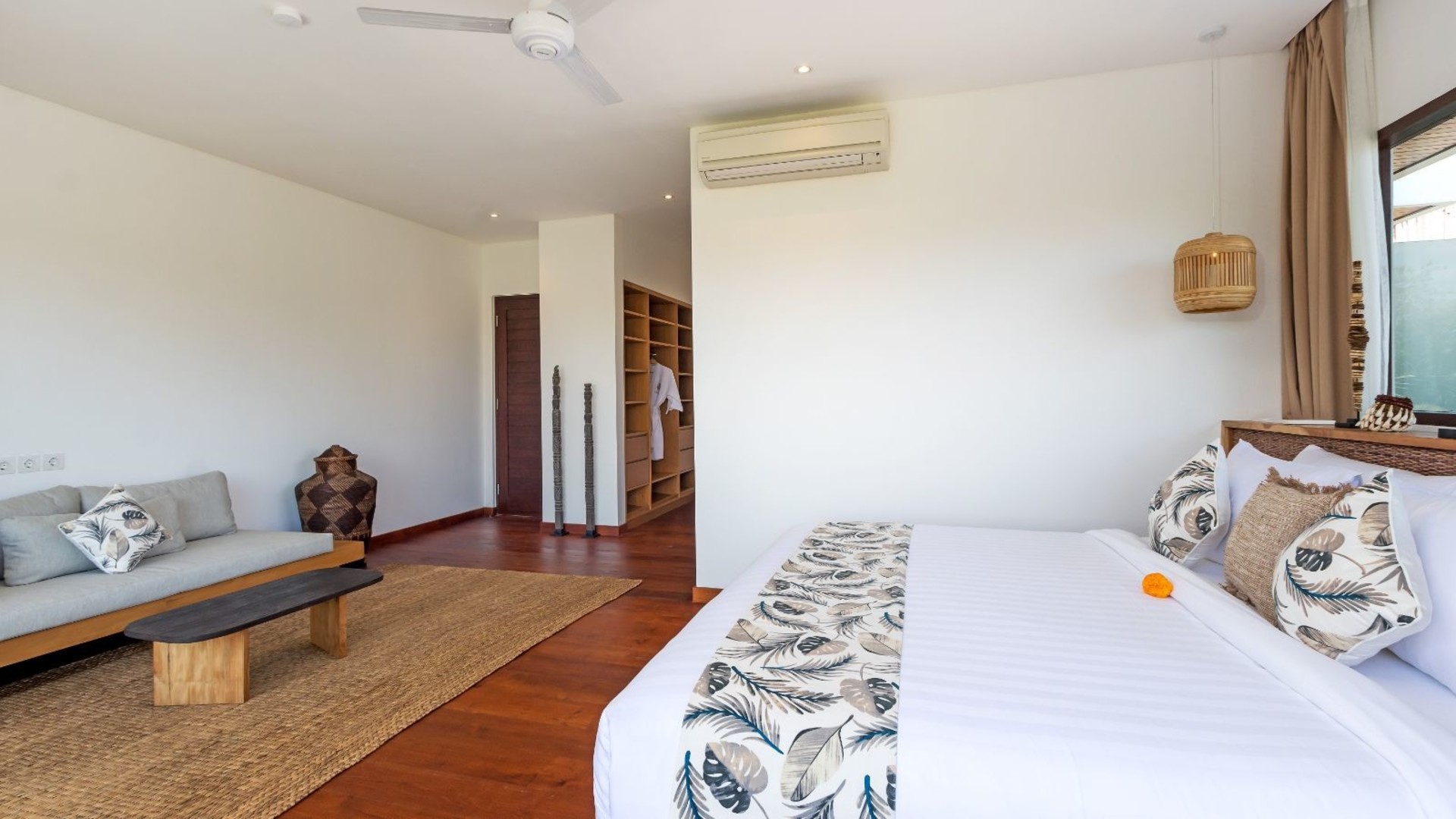 Modern 4BR Villa W/ Pool & Balcony, Bali Villa 2220