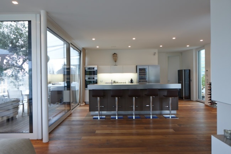 Urban Oasis: Lakefront Luxury Living, 1001