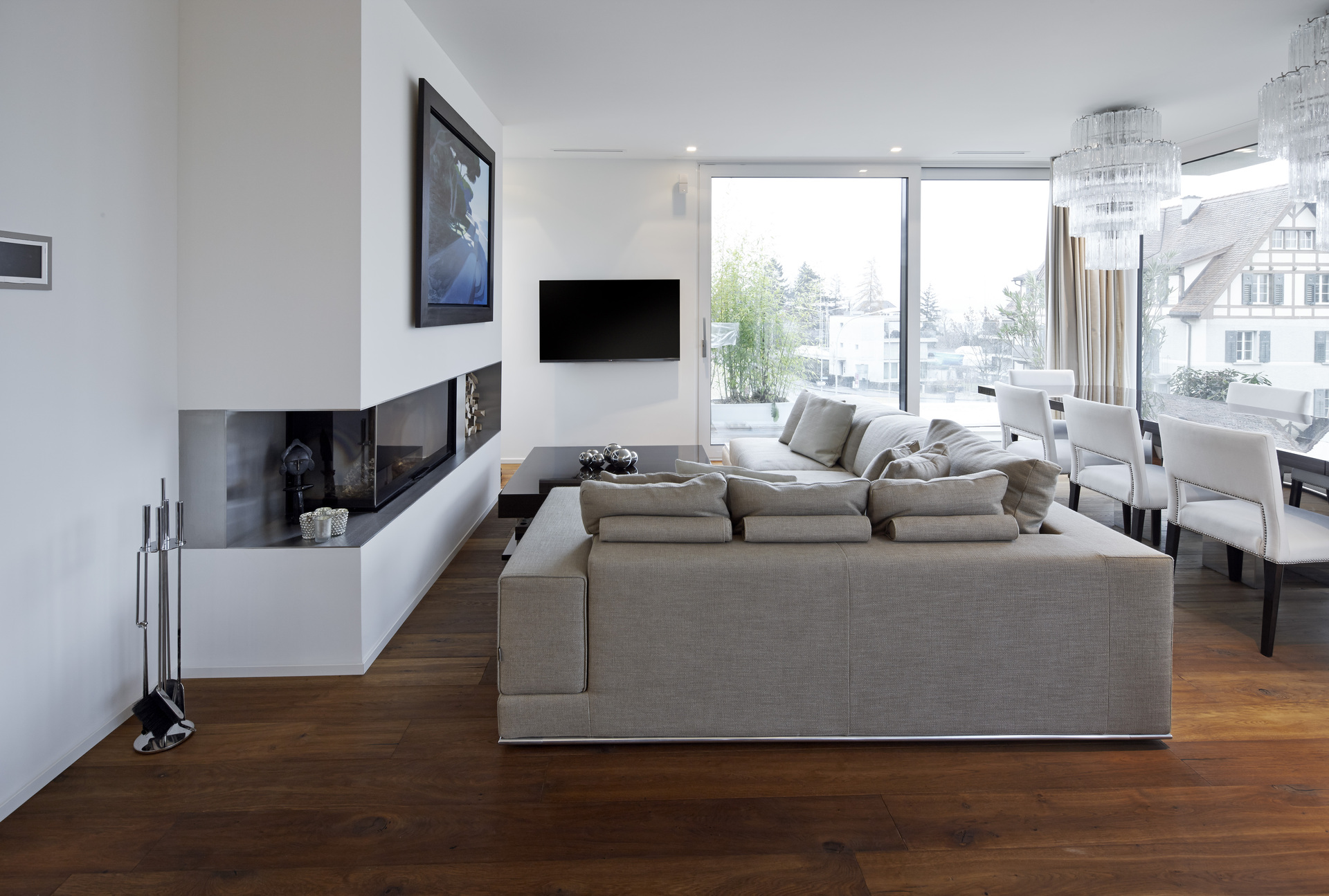 Urban Oasis: Lakefront Luxury Living, 1001
