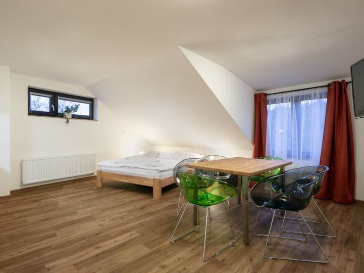 Peaceful 1BR Home in Královéhradecký kraj,1027, Královéhradecký kraj, Czech Republic
