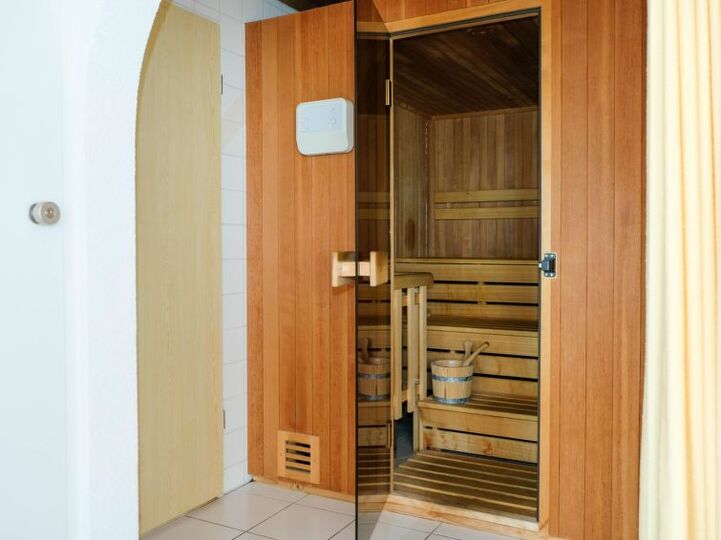 Spiez Dream Home: 5 Bedroom Villa with Pool, 1199
