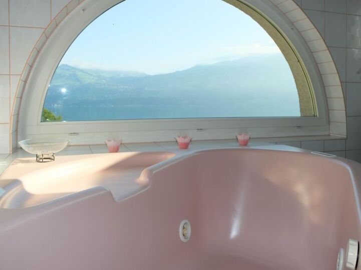 Spiez Dream Home: 5 Bedroom Villa with Pool, 1199