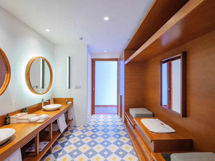 Private Escape in Baa Atoll,1006