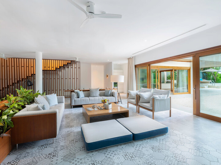 Private Escape in Baa Atoll,1006