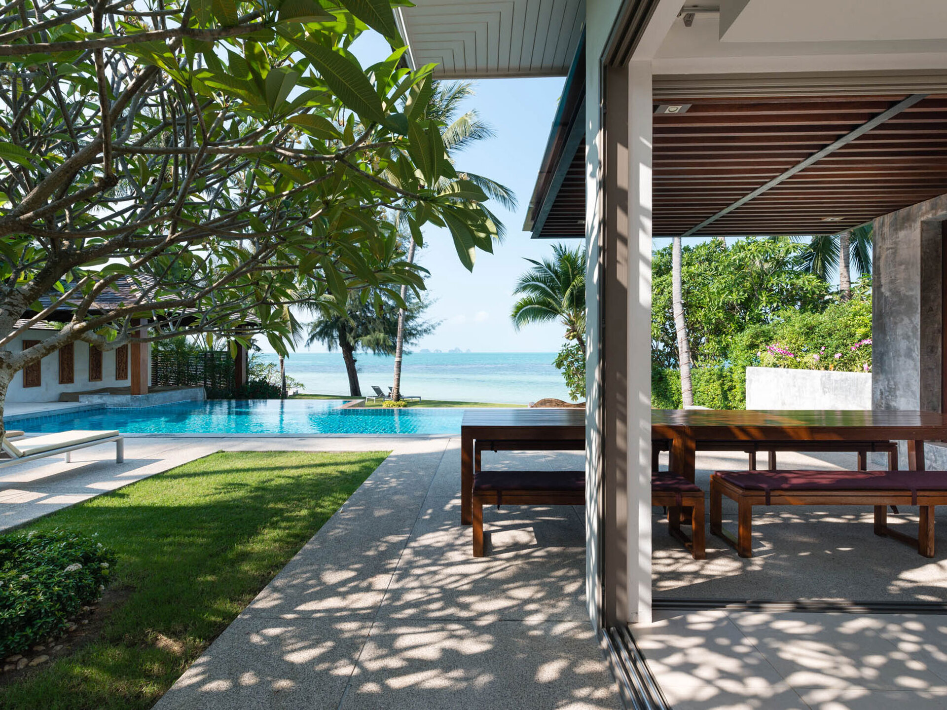 Inasia - Outdoor dining area