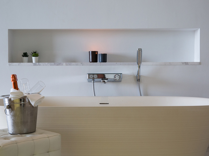 Malaiwana Patio Duplex - Soothing bathroom with freestanding bathtub