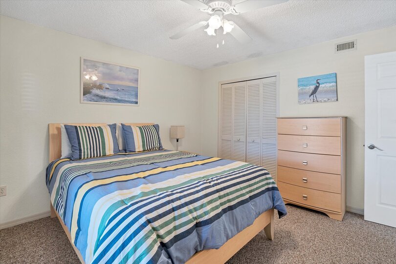 the guest bedroom has a 32" smart TV