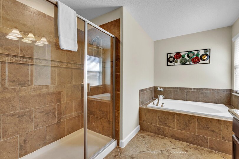 Master King Bathroom 1(Angle)
Tub and Shower
