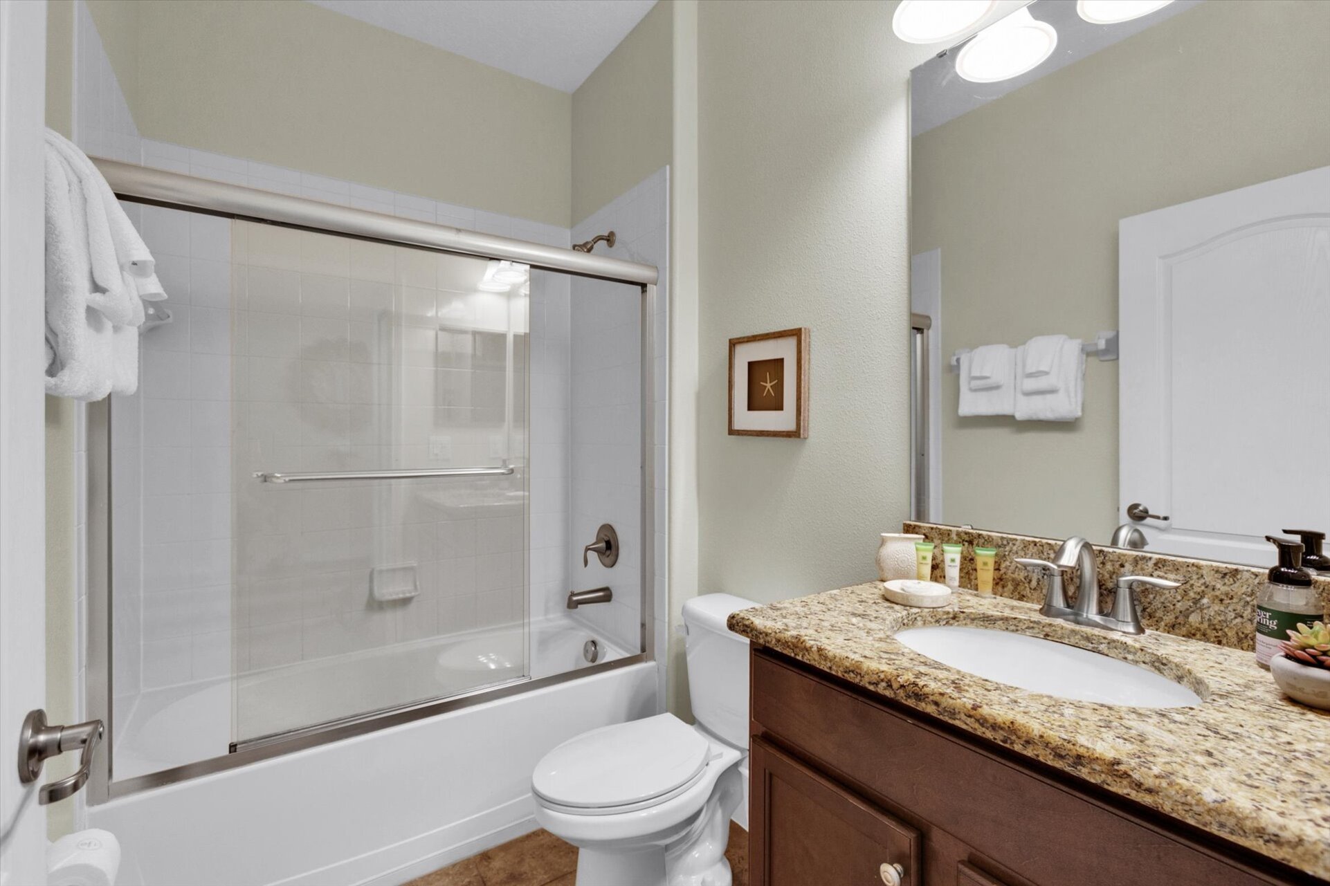 Hall Bathroom 4, Downstairs
Tub/Shower/Combo