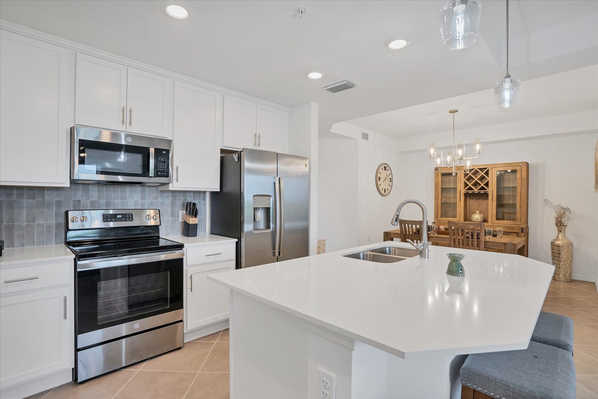 Bright, fully-equipped kitchen. Kitchen island seats 2