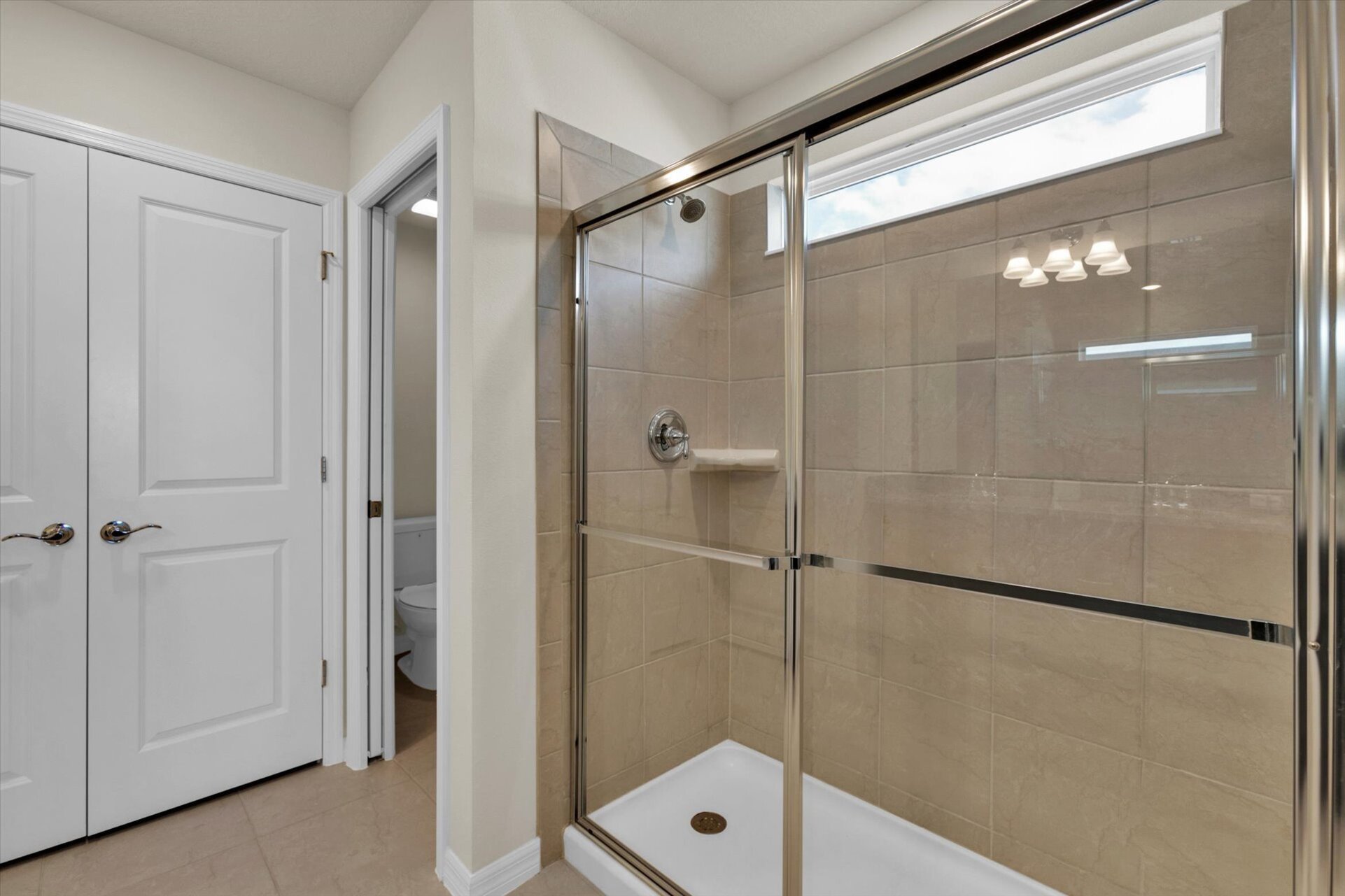 King Suite Bathroom 2 (Angle)