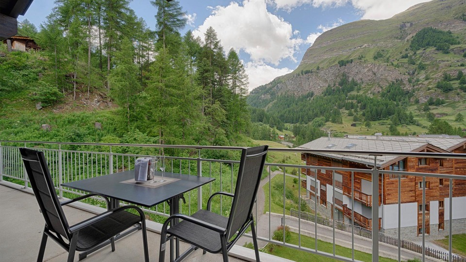 Experience Ultimate Alpine Luxury with Seamless Ski Access and Breathtaking Views