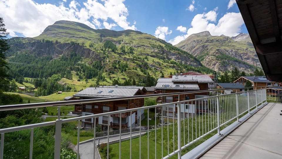 Experience Ultimate Alpine Luxury with Seamless Ski Access and Breathtaking Views