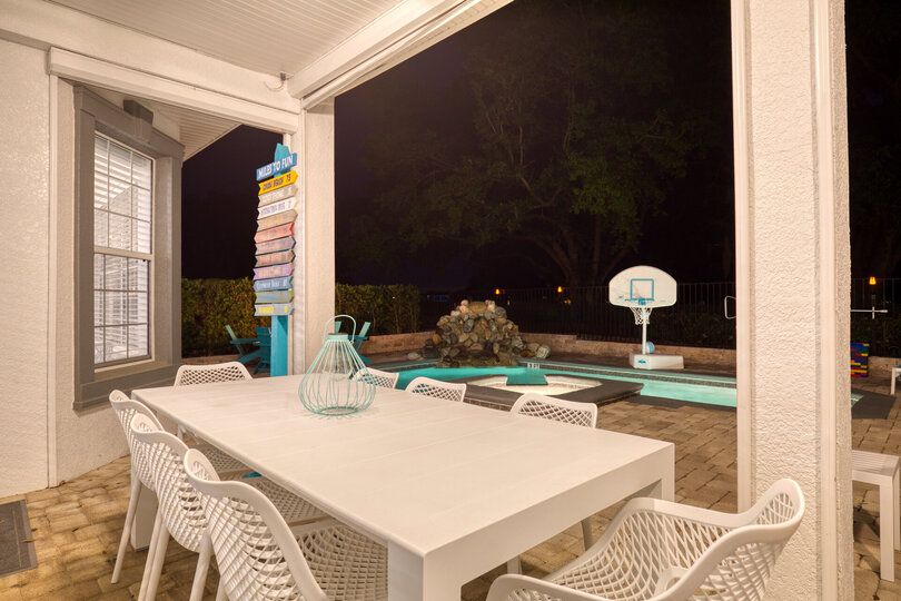 Grill late nights and dine under the lanai