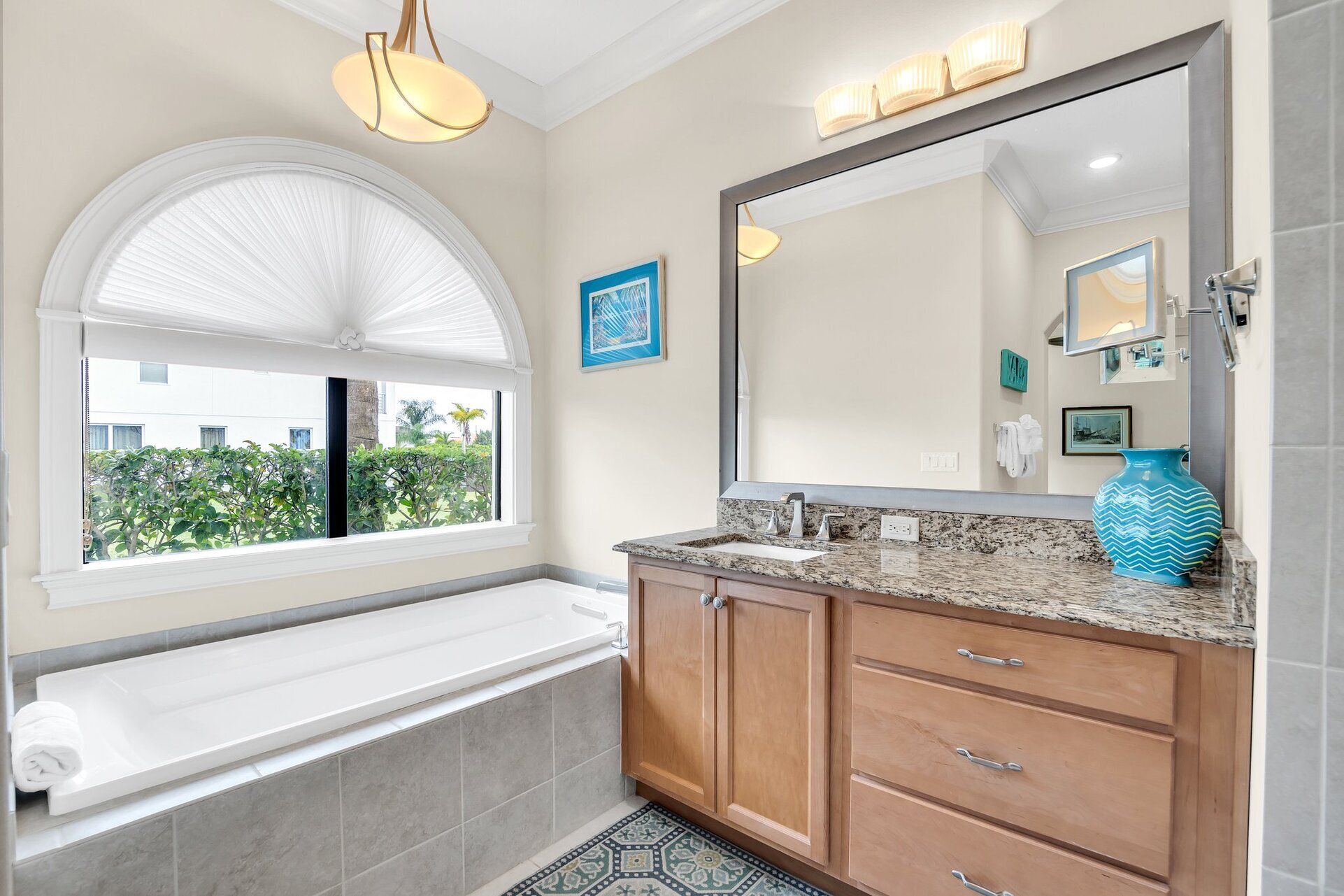 Private en-suite bathroom for the second master bedroom