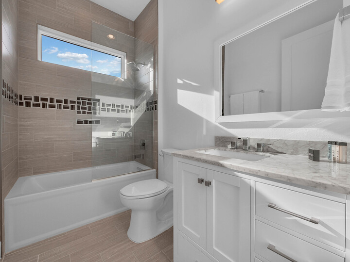 Hallway bathroom with a combination show/tub